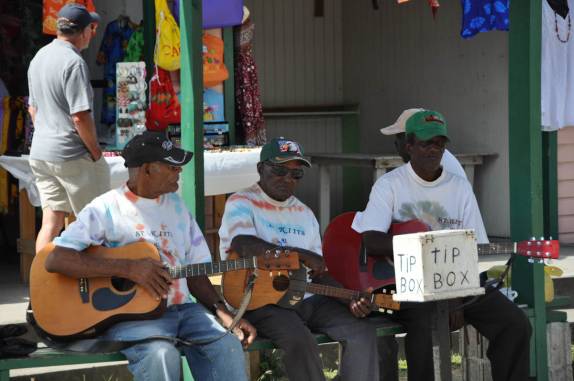 Locais se preparam para receber os turistas do navio-cruzeiro em Basseterre, capital da ilha de St. Kitts - Caribe